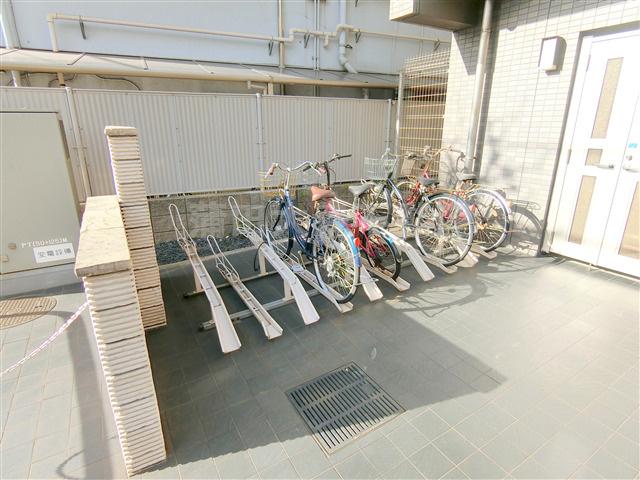 ルーブル羽田西のその他共用部分|無料駐輪場　シールを張っていただきます。