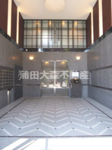 ルーブル羽田西のエントランス|TVモニター付オートロック防犯カメラ宅配BOXメールBOX管理人室
天井が高く高級感あるエントランス