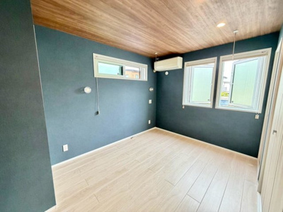 【洋室】 | 岸の丘町１丁目　中古一戸建 | ２面採光を確保した明るい室内は、風通しも良く、大変居心地の良い空間となっております♪爽やかな風を感じて起きる朝は、快適生活の始まりに！