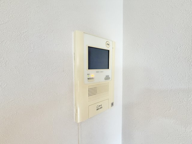 ロイヤルコンフォート日進のセキュリティ|大きなモニター付きのインターホンのおかげで玄関まで行かずに訪問者の顔を確認できるので安心してお過ごしできます。留守中の来客も録画機能のおかげで帰ってから確認できます。