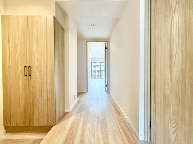 ロイヤルコンフォート日進の玄関|「行ってきます」「おかえりなさい」の言葉が響き渡る、家族を優しく迎えるエントランス。自然光が差し込む明るい空間で、訪れるゲストにも好印象を与える、自慢の我が家の顔になります。
