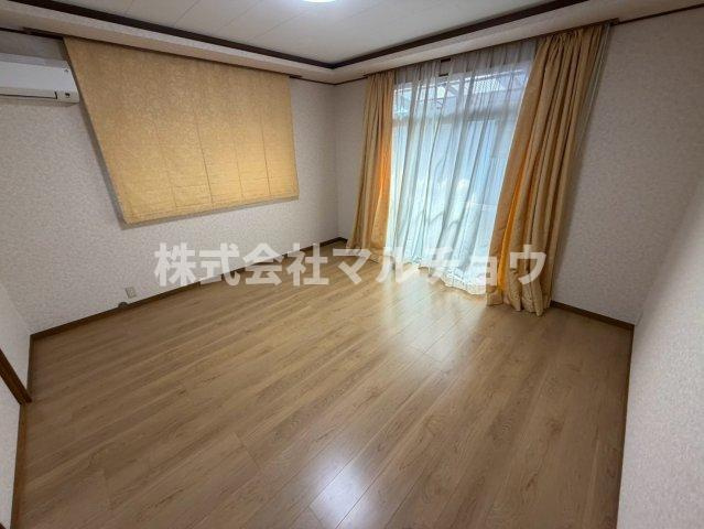 新庄一戸建の洋室|明るい洋室です