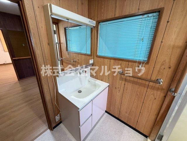 新庄一戸建の独立洗面台|朝の身支度には欠かせない独立洗面化粧台