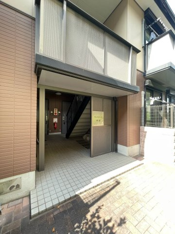 プレステージ西冠A棟のエントランス