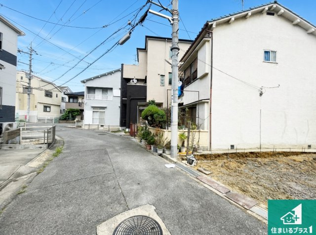 羽曳野市高鷲　第7期　新築一戸建ての前面道路含む現地写真|周辺は落ち着いた街並みの住宅地！子育てがしやすい住環境です！まだ未完成ですが、現地でしかわからない事もございます。是非一度ご覧ください。