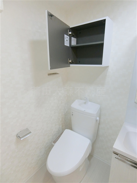 COCOCUBE大森本町のトイレ|吊戸棚と温水洗浄便座付きのトイレ　