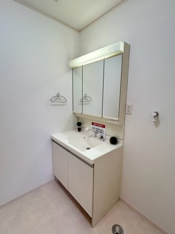 ☆選べる家具プレゼント☆久保田町　再生住宅の独立洗面台|脱衣や洗濯がスムーズに行える使い勝手の良い洗面スペース。洗剤やタオルなどの日用品もすっきり整理整頓でき、慌ただしい朝の身支度や毎日の家事ルーティンを軽やかにこなせそう。