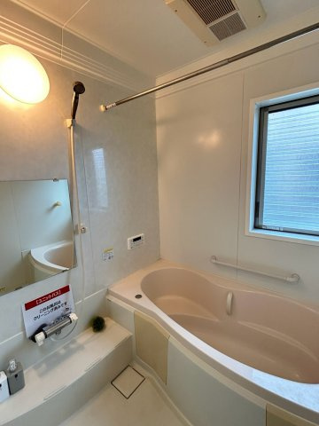 ☆選べる家具プレゼント☆久保田町　再生住宅の浴室|爽やかな光と風を取り込める窓付きの浴室。一日の疲れをじんわり洗い流しながらゆったりとお湯に浸かることができ、心身ともにホッと解放される心地よいバスタイムを過ごせそう。