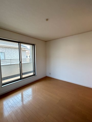 ☆選べる家具プレゼント☆久保田町　再生住宅の洋室|かさばる衣服や季節のアイテムをしっかりしまえるWIC付きの主寝室。お部屋を広くスッキリ保つことができ、一日の終わりにゆったりと体を休めて心地よく目覚められそう。