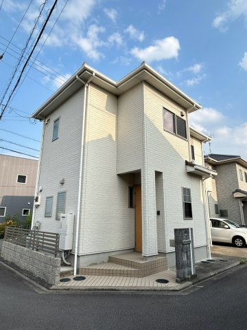 ☆選べる家具プレゼント☆久保田町　再生住宅の外観|落ち着いた閑静な住宅街に佇む木造2階建の再生住宅。駐車2台可能なスペースと道路に面した開放的な佇まいで、帰宅するたびにホッと心が和みそう。