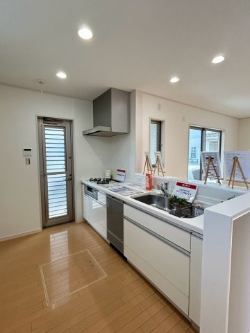 ☆選べる家具プレゼント☆久保田町　再生住宅のキッチン|手入れのしやすいIHクッキングヒーターを備えた対面式システムキッチン。火を使わず安心してお料理でき、リビングの家族と楽しく会話しながら美味しく手際よく仕上げて笑顔で食卓を囲めそう。