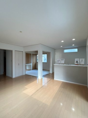 ☆選べる家具プレゼント☆久保田町　再生住宅の居間・リビング|15畳以上のゆったりとした開放的なLDK。自然と家族が集まる温かな空間で、お気に入りのインテリアをレイアウトしながら週末もみんなで笑顔で寛げそう