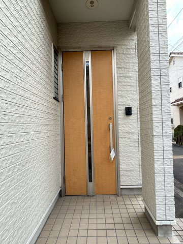 ☆選べる家具プレゼント☆久保田町　再生住宅の玄関|TVモニタ付インターホンが設置された安心感のある玄関。来訪者を事前に確認できてセキュリティ面も頼もしく、家族を明るく温かく迎え入れてくれて安心してスタートできそう。