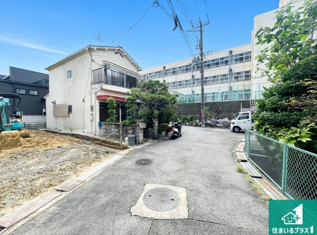 羽曳野市高鷲　第7期　新築一戸建ての前面道路含む現地写真|周辺は落ち着いた街並みの住宅地！子育てがしやすい住環境です！まだ未完成ですが、現地でしかわからない事もございます。是非一度ご覧ください。