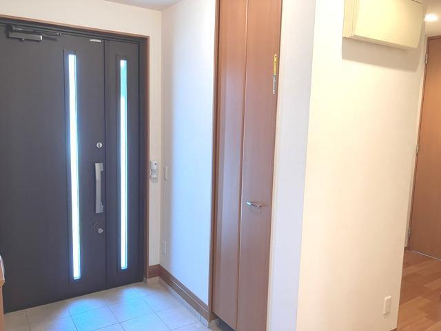 玉津町西河原戸建の玄関