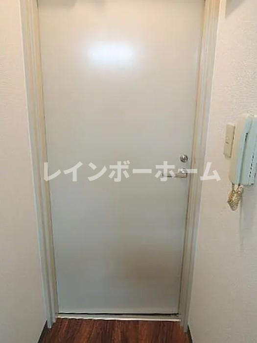 ホーユービルの玄関