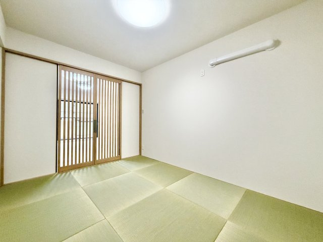 パークシティ三郷壱番館西棟の和室|"13.6帖のLDKと隣接した6帖の和室。
和室は、リビングから目が届く場所なので、お子様の遊び部屋・お昼寝スペースとして使うのもオススメです♪"
