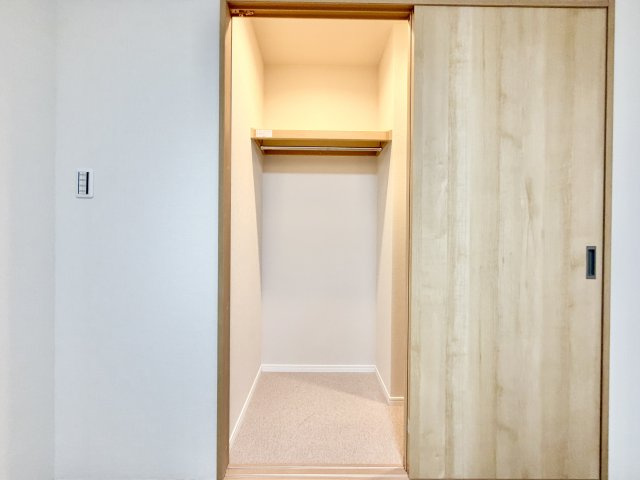 パークシティ三郷壱番館西棟の収納|お気に入りの洋服やバッグを、まるでショップのディスプレイのように美しくしまえる大容量空間。毎日のコーディネート選びが楽しくなり、すっきり片付いたお部屋で過ごすゆとりの時間が生まれます。

