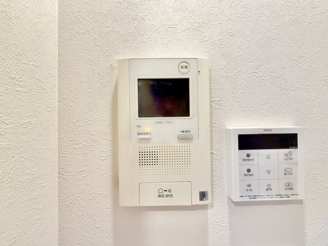 パークシティ三郷壱番館西棟のセキュリティ|大きなモニター付きのインターホンのおかげで玄関まで行かずに訪問者の顔を確認できるので安心してお過ごしできます。留守中の来客も録画機能のおかげで帰ってから確認できます。