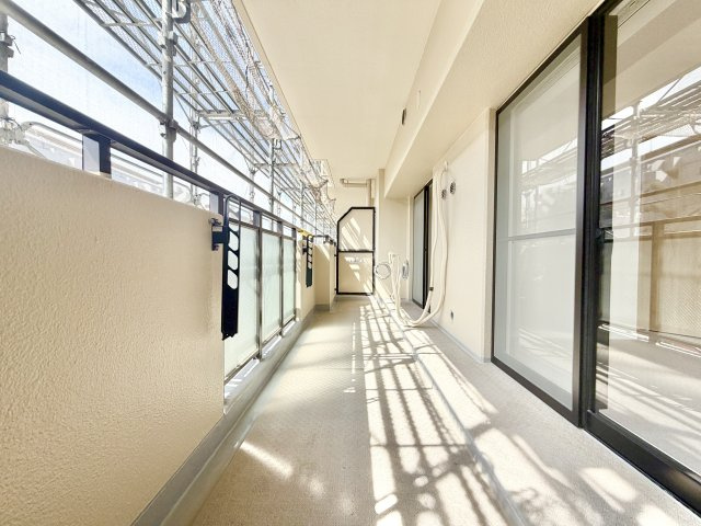 パークシティ三郷壱番館西棟のバルコニー|陽当りの良いバルコニーは、物干しセットを追加すれば、一度にたくさんのお洗濯物が干せるのが魅力！バルコニーは洗濯物を干すだけの場所じゃなく、家族のゆとりのある時間を演出するプライベート空間。
