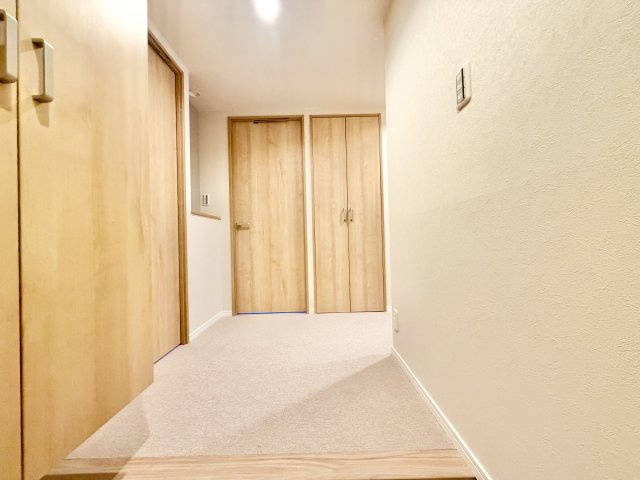 パークシティ三郷壱番館西棟の玄関|「行ってきます」「おかえりなさい」の言葉が響き渡る、家族を優しく迎えるエントランス。自然光が差し込む明るい空間で、訪れるゲストにも好印象を与える、自慢の我が家の顔になります。

