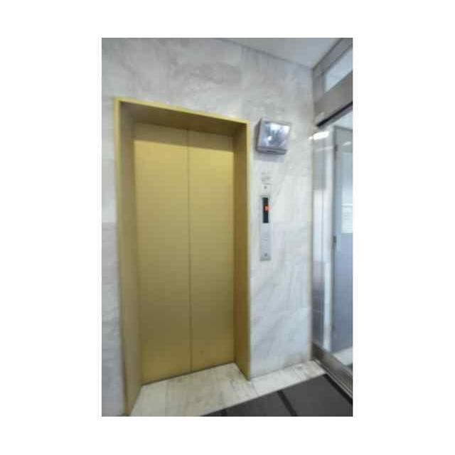 シャンブリーズ三越前の玄関