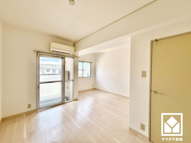 ルネ尼崎の洋室|約9.7帖の洋室です。全居室6帖以上のゆとりある居住空間​で、広々お使いいただけます。全居室に収納もございますので、お部屋の広さを最大限に活用できます。