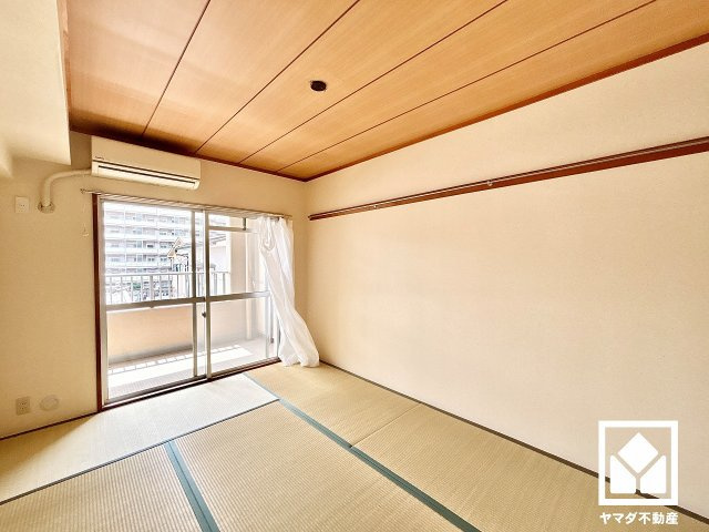 ルネ尼崎の和室|約6帖の和室です。陽光がたっぷり差し込む洗練された和の空間。温かみのある畳のスッキリとしたデザインが、暮らしを心地よく彩ります。