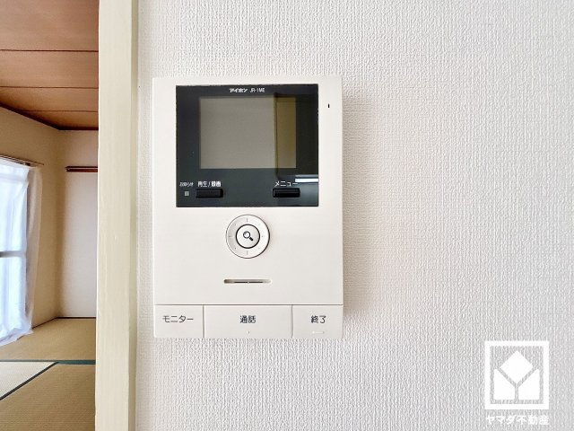 ルネ尼崎の防犯設備|突然の来訪時にも防犯面で心強いモニター付きインターホンを設置。お留守番中のお子様も、室内からスムーズに相手の確認ができます。