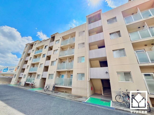 ルネ尼崎の外観|阪神バス「潮江１丁目」停まで徒歩3分（約180m）の立地。日中の移動や週末のお出かけなど、ライフシーンに応じたスムーズな移動を叶える、ゆとりある住環境です。