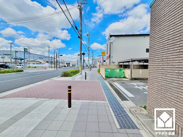 ルネ尼崎のその他|複合遊具や広々とした芝生広場などを備えた「潮江緑遊公園」まで徒歩4分（約260m）。年齢別に分かれた遊具エリアや夏に水遊びができるせせらぎも揃い、のびのび遊べる環境で、子育て世帯の方にもお勧めです。