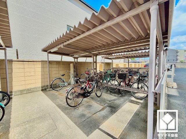 ルネ尼崎の駐輪場|敷地内に屋根付き駐輪場を設置。雨や日差しの影響を受けにくく、大切な自転車の保管にも便利です。平置きなので、さまざまなタイプの自転車を置きやすい仕様です。