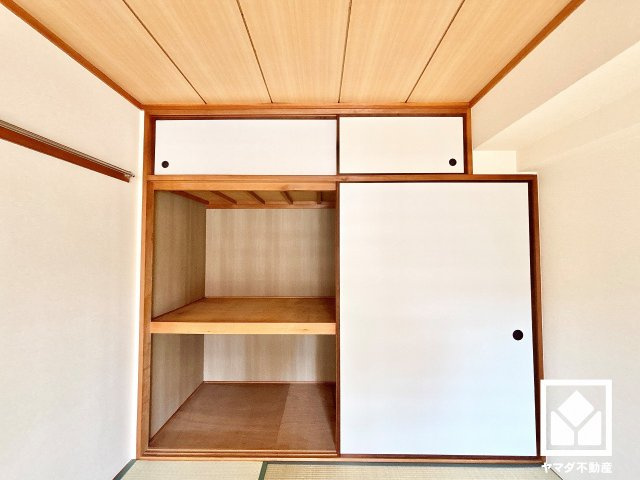 ルネ尼崎の収納|約6帖の和室の押入れです。天袋も備えており、整理整頓がしやすい仕様です。来客用の座布団や寝具、季節の衣類などもすっきり片付きます。