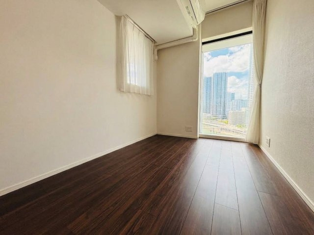 洗面台はブルーの間接照明が特徴的でクールな印象を与えてくれます。シングルレバー水栓でホースが伸びるため洗面ボウルの掃除も楽になります。