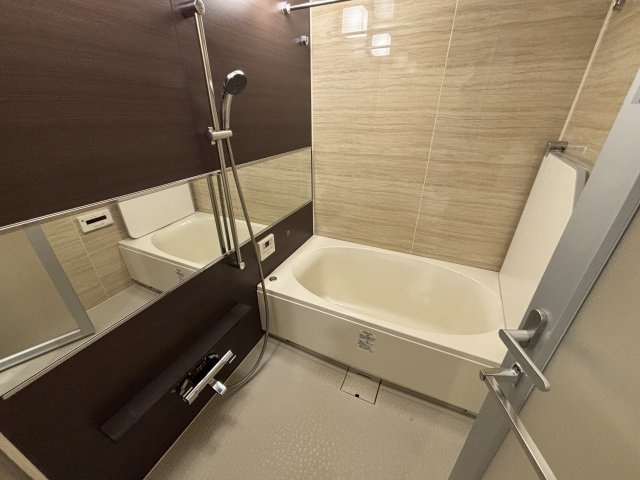 タンクレストイレ。着座センサーにより触らずとも便器の自動洗浄を行ってくれます。