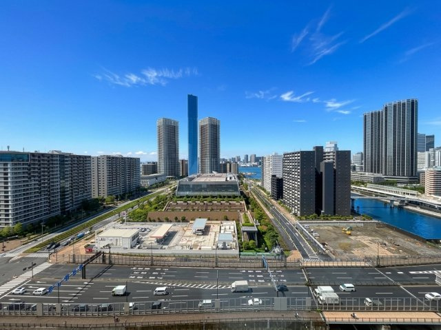 南西向きにつき陽当たり良好、前面棟無し開放感のある眺望が特徴的です。