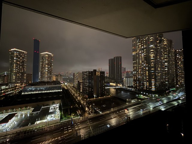 晴海の中央に位置しながらこの抜け感のある眺望は圧巻です。HARUMI FLAG、THE TOKYO TOWERSのライトアップが夜景に彩を添えます。