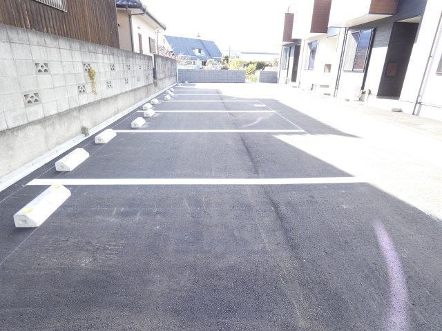 ファミールS横河原の駐車場|敷地内駐車場（普通車区画1台と軽自動車区画1台）契約任意