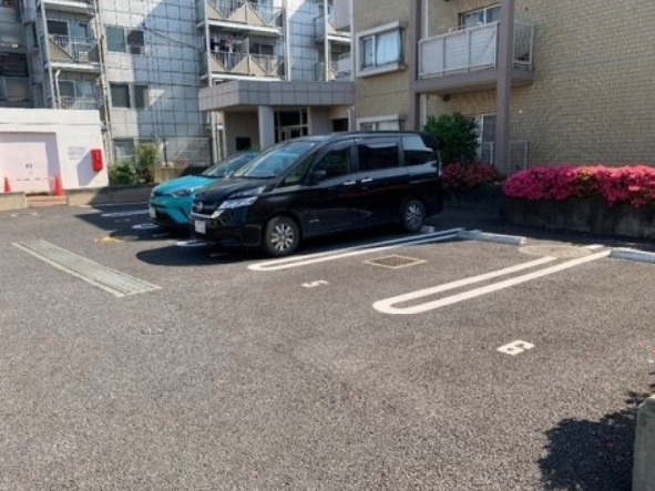 メゾンタジマの駐車場