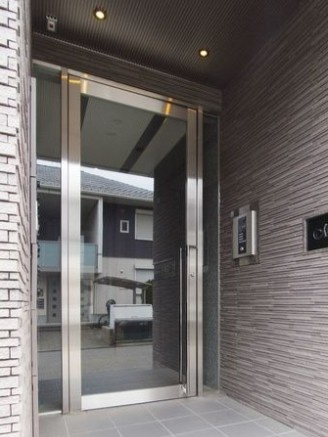 日野市石田１丁目の賃貸マンションのエントランス