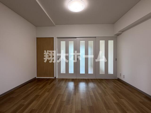上野ロイヤルハイツの居間・リビング
