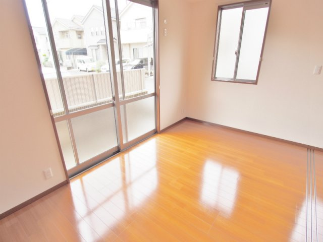 クレール大町東の洋室