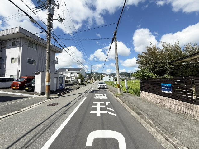高槻市宮之川原元町戸建の前面道路含む現地写真|前面道路はバス路線となります。（２０２６年９月現在）