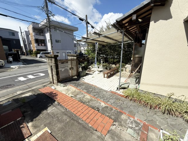 高槻市宮之川原元町戸建の外観|玄関前スペースです。（２０２６年９月現在）
