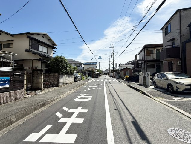 高槻市宮之川原元町戸建の前面道路含む現地写真|南西側前面道路は幅員約９ｍございます。（２０２６年９月現在）
