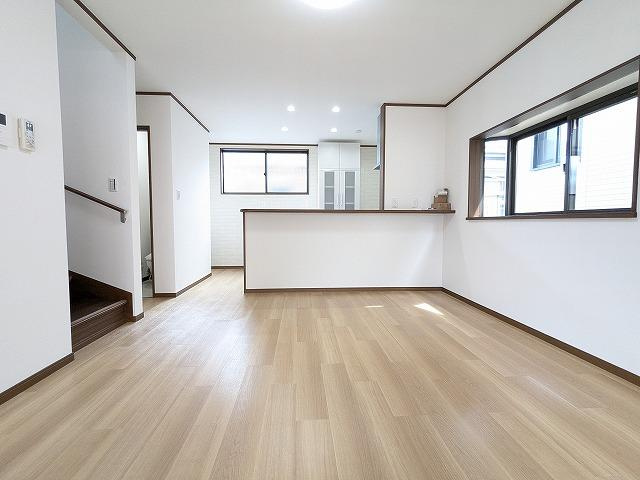 須山町　中古一戸建ての居間・リビング|LDK14.3帖
■物件内覧・資金計画相談・住宅ローン相談、リフォーム相談、お問合せ受付中■
※当日・翌日のご内覧、ご相談はお電話でのお問合せがスムーズです！