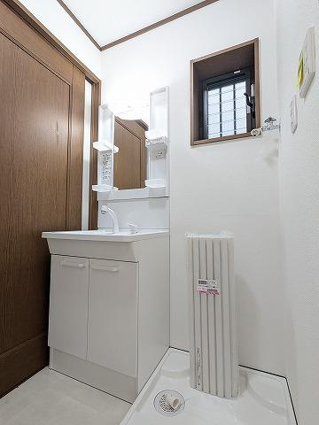 須山町　中古一戸建ての独立洗面台|シャワー付き洗面化粧台
■物件内覧・資金計画相談・住宅ローン相談、リフォーム相談、お問合せ受付中■
※当日・翌日のご内覧、ご相談はお電話でのお問合せがスムーズです！