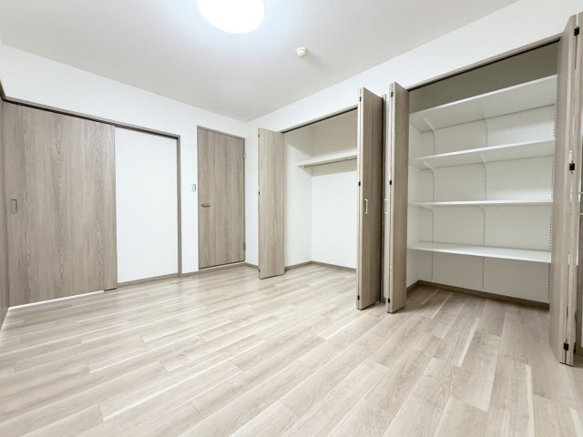 サンシティ桂坂参番館の洋室|全居室に収納を設けている為、生活感が出にくく住環境を広々お使いいただけます。（R8.8撮影）