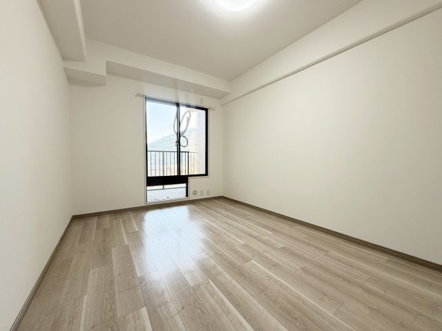 サンシティ桂坂参番館の洋室|ベッドや机など無理なく配置できる広さとなっております。（R8.8撮影）