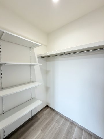 サンシティ桂坂参番館の収納|ウォークインクローゼットはお洋服以外にも掃除機やスーツケースなども一箇所に集約できるのが魅力です！（R8.8撮影）